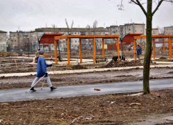 В Камышине в парке Текстильщиков, который ускоренными темпами готовят к сдаче, установили еще две новых конструкции
