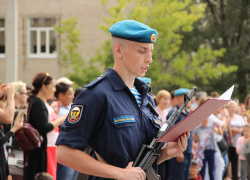 В Камышине новобранцы 56-й ДШБР присягнули на верность Отечеству и получили особый отличительный знак "Гвардия"