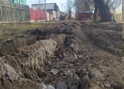 Жители улицы Нижней в Камышине просят авторов колеи оставить свои джипы и показать, как горожане должны преодолевать их творение