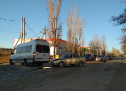 В Камышине в пятом микрорайоне столкнулись микроавтобус и «десятка», пострадал ребенок