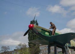 В Камышине военным поручили покрасить "самолет Маресьева" на Сиреневом бульваре в преддверии Дня Победы