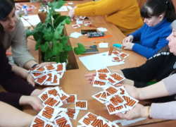 Педагоги из камышинского Центра "Спектр" изготовили и раздали землякам нагрудные знаки с символической буквой "Z"