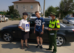Сотрудники Госавтоинспекции вышли на улицы, чтобы предостеречь водителей от беспорядочного маневрирования и резкого торможения у пешеходных переходов