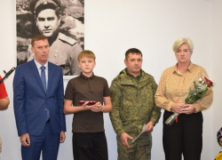 Награды погибших героев СВО передали их родным в Камышине