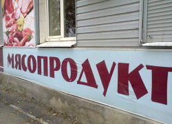 В Камышине рекламу привинчивают куда попало, не эстетично это, - камышанка