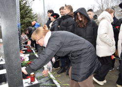 В Камышине в День Героев Отечества легли цветы к мемориалам...