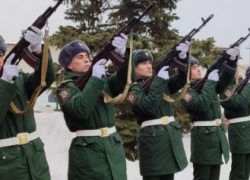 В Камышине под оружейные залпы простились с бойцом СВО Дмитрием Белкиным