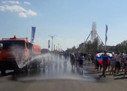 В Волгограде поливальные машины провели перед матчем купание в питьевой воде для болельщиков как процедуру "антижара"