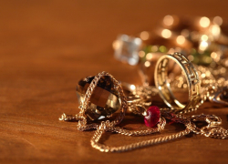 "Милый" знакомый вор "позаимствовал" целую ювелирную коллекцию у камышанки