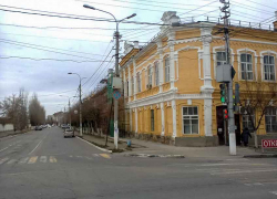 Администрации Камышина надо бы от дождей организовать укрытие тентами недоремонтированных исторических зданий, - камышанка