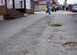 Стало известно, что организатора несостоявшегося "забега" на инвалидных колясках по "убитым" тротуарам Камышина отправили домой на Украину