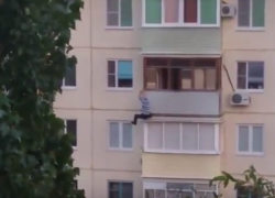 В Камышине очевидцы сняли на видео падение мужчины с балкона