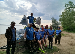 Сотрудники парка «Щербаковский» в Камышинском районе вместе с волонтёрами очистили побережье Волгоградского водохранилища