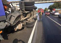 На видео попала перевернувшаяся на юге Волгограда фура «Себряковцемент», - "Блокнот Волгограда" (ВИДЕО)