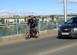 Кто и как в Камышине контролирует движение по Бородинскому мосту, по которому рядом с автомобилями лавируют сорванцы? - камышанин