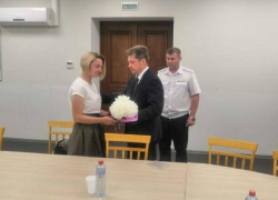 Станислав Зинченко передал орден Мужества вдове погибшего на Украине военнослужащего из Камышина Алексея Малова
