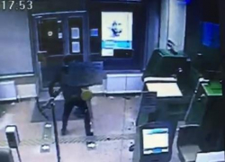 20-летний парень взломал банкомат в офисе Сбербанка... электросамокатом (ВИДЕО)