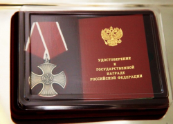 Награду героя СВО Сергея Шеина передали его сыну в Камышине