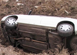  В больницу Камышина доставлена женщина-водитель, опрокинувшая свой  "Шевроле" в кювет