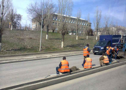 В Камышине дорожные рабочие занялись прибордюрным мусором и песком