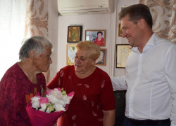 Станислав Зинченко рассказал, как он рад, что поздравил в Камышине 100-летнюю юбиляршу