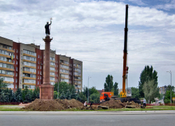 В Камышине коммунальщикам пришлось перекопать весь газон у памятника Димитрию Солунскому из-за подозрений на проржавевшие трубы