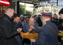 На ВДНХ на стенде Волгоградской области гостей столицы приглашают делать камышовые дудочки