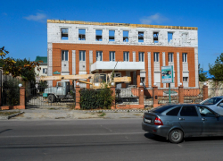 "Секретный" третий этаж "взгромоздился на крышу" недавно купленного здания поликлиники Парамонова в Камышине