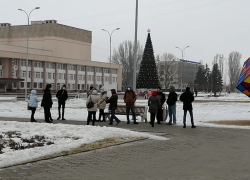 Тихо, спокойно, у наряженной елки прошла несанкционированная акция в городе-спутнике, - "Блокнот Волжского"