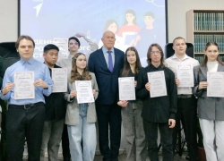 Спикер Камышинской городской думы Владимир Пономарев сфотографировался в гуще студентов