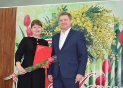 На сцену в Камышине вышел с поздравлениями, розами и улыбками глава Станислав Зинченко 