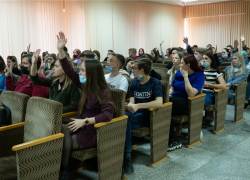 Студенты Камышинского технологического института и директор КТИ демократично обсудили учебу, творчество и даже коррупцию
