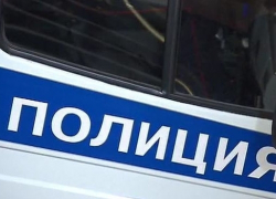 Два негодяя сначала поужинали за счет девушек, а потом расстреляли вставшего на пути разбойников стюарда