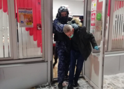 Грабитель "прикипел" к одному и тому же магазину и "навестил" его дважды (ВИДЕО)