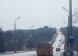 В Камышине на самых опасных участках улицы Базарова дорогу "подретушировали" кирпичом
