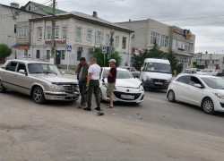 В Камышине на перекрестке улиц Пролетарской и Базарова два водителя "не поделили" дорогу