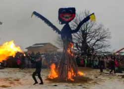 В Липецке из огнемета сожгли гигантское чучело Хагги Вагги