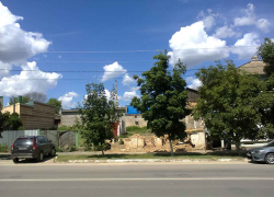 В Камышине, если сносят дом на центральной улице, площадку надо огораживать, - камышанка