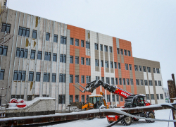 На стройплощадке поликлиники в Камышине, на которой собирались резать ленточку еще 31 декабря 2025-го, - затишье