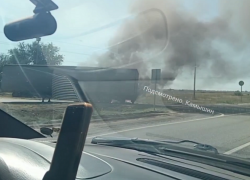 В камышинском паблике выложили запись с вспыхнувшей фурой на трассе между Камышином и Волгоградом (ВИДЕО)