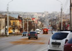 В Камышине начали посыпать дороги, мгновенно обледеневшие из-за урагана и пурги