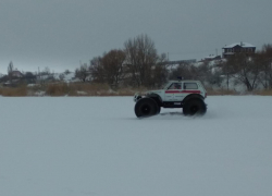 Чья "навороченная" "Нива" носится по льду Камышинки? - камышанин