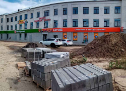 Власти Камышина взялись за создание мини-сквера у обновленного торгового центра на месте бывшего санатория-профилактория ХБК