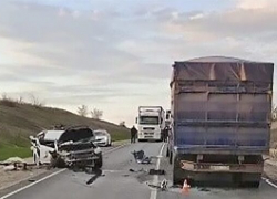 Под Камышином иномарка врезалась в КАМАЗ, из легковушки извлекли труп
