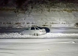 Пятеро "экстремалов" застряли в снежном плену недалеко от границы Дубовского и Камышинского районов