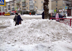 Опять "Благоустройство" нагребло кучи снега на центральных улицах и будет ждать, пока он растает?