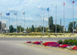 В Камышине с клумбы, задекорированной камнем, оперативно убрали сорняки