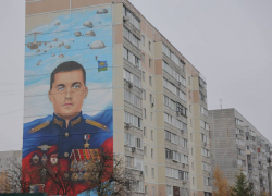 Появилось граффити на высотке с портретом погибшего в СВО Героя России - жителя Камышинского района Алексея Осокина: пример для Камышина?