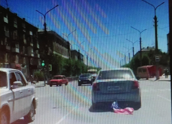 В Камышине пользователи показали в соцсетях, как пыльную дорогу подметает то ли полосатая тряпка, то ли... (ВИДЕО)