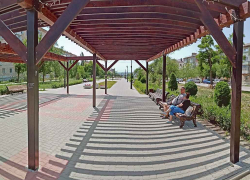 Аллея Любви в Камышине раскалилась "докрасна": хоть бы тент над зоной со скамейками натянули! - камышанка